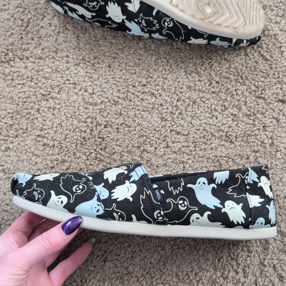 TOMS Women's Black Canvas Slip-Ons with Light Gray & Cream Ghost Print, Sz 8 - Picture 3 of 5